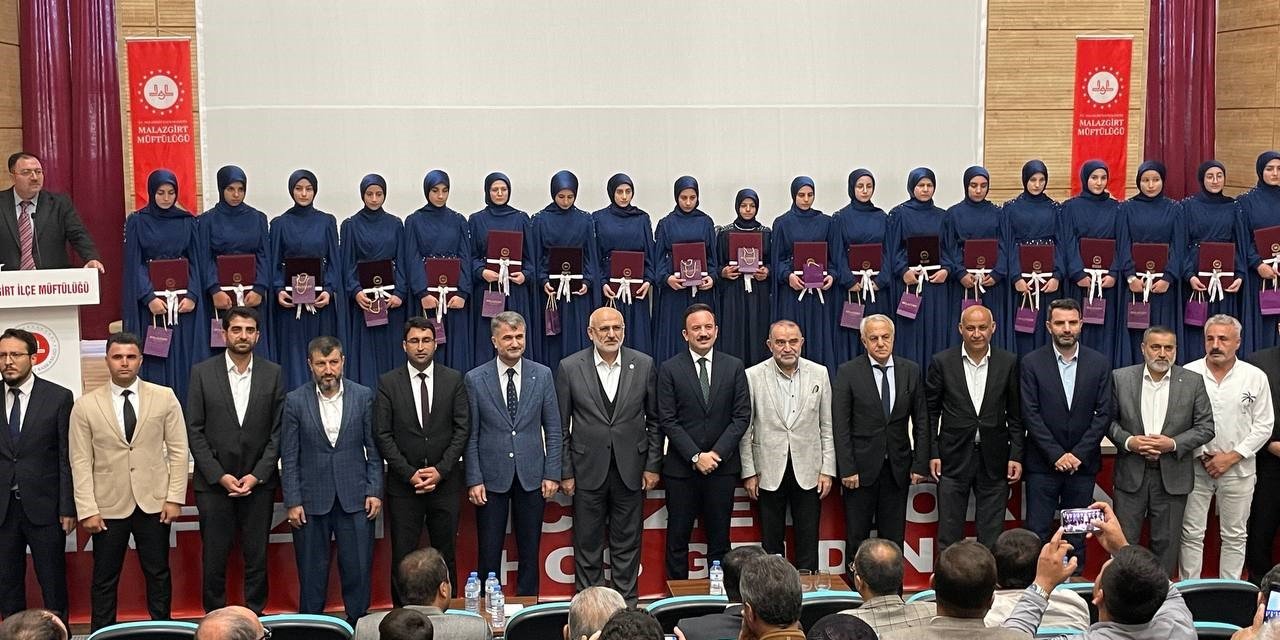 Malazgirt’te hafızlık töreninde duygu dolu anlar
