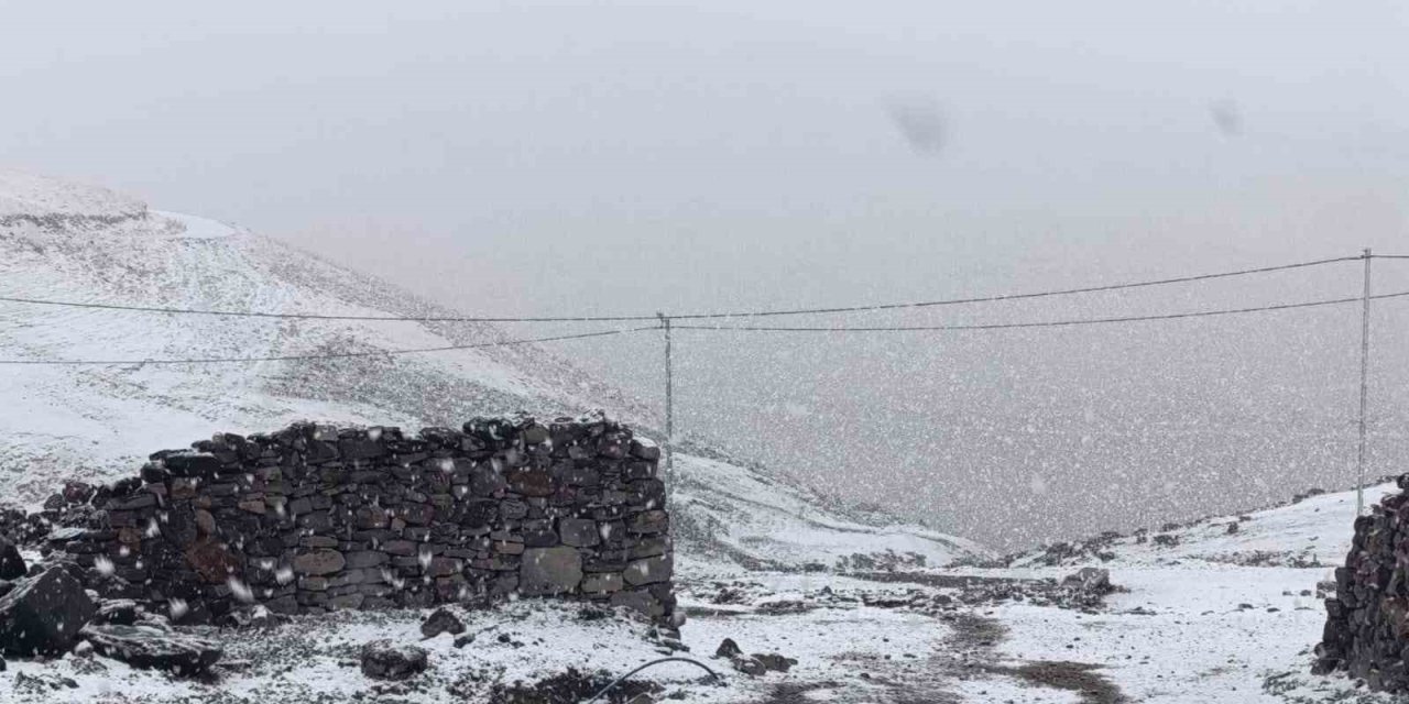 Ağrı’da yüksek kesimlere kar düştü