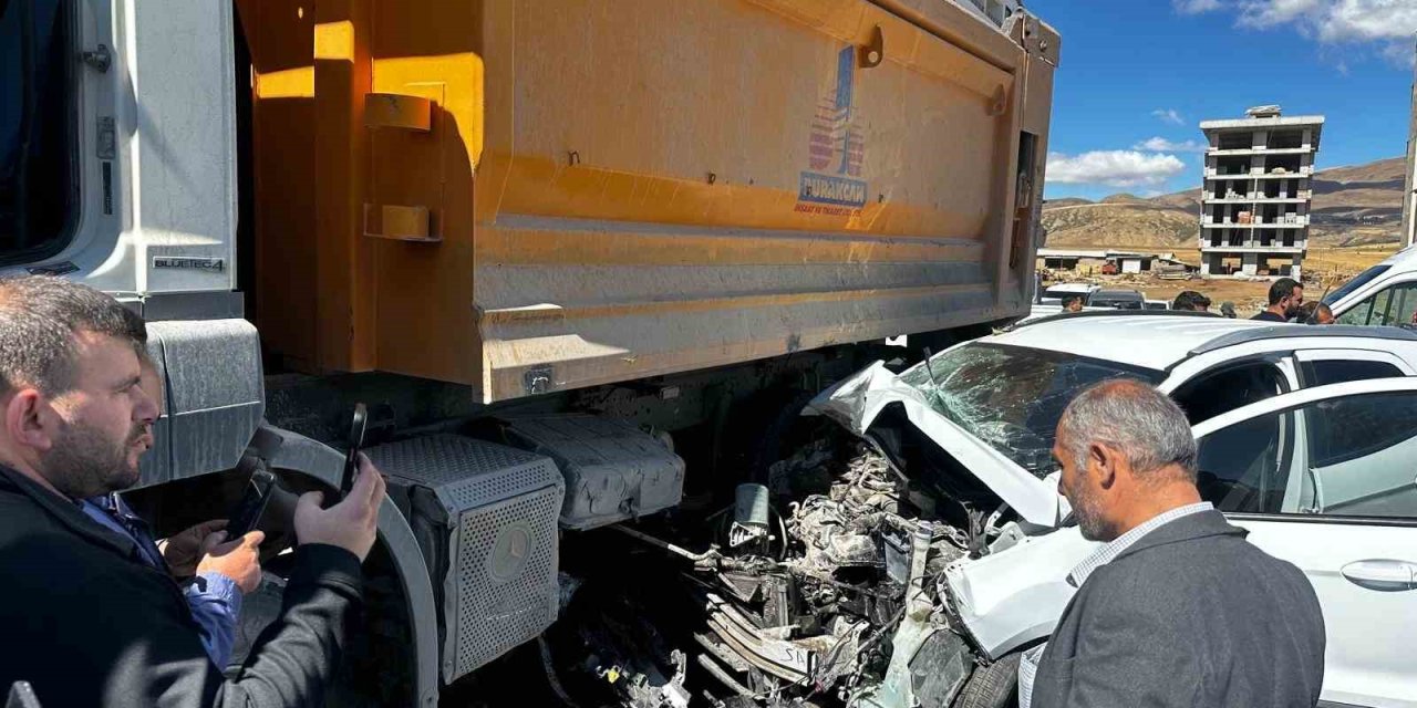 Tatvan’da kamyon ile otomobil çarpıştı: 3 kişi yaralandı
