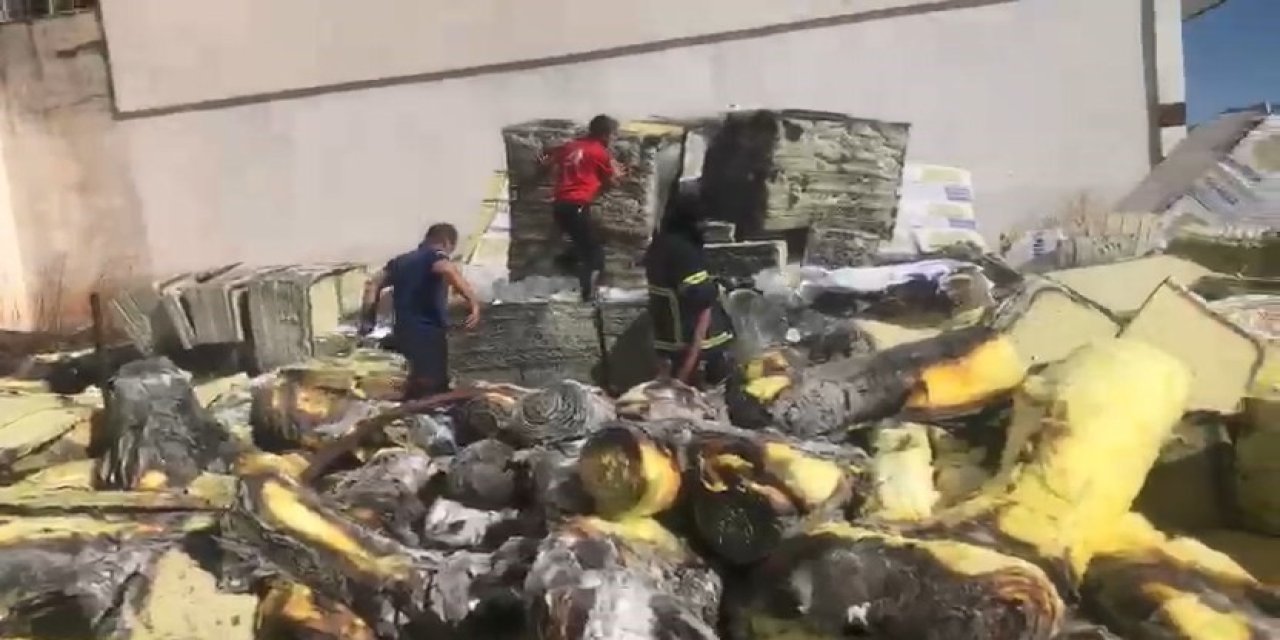 Elazığ’da yalıtım malzemelerinin olduğu depoda yangın çıktı
