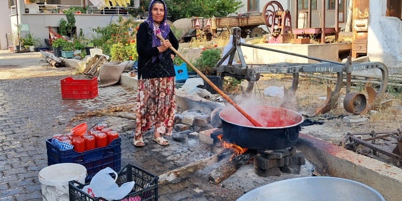 Erzincan'da kışlık salçalar kaynamaya başladı