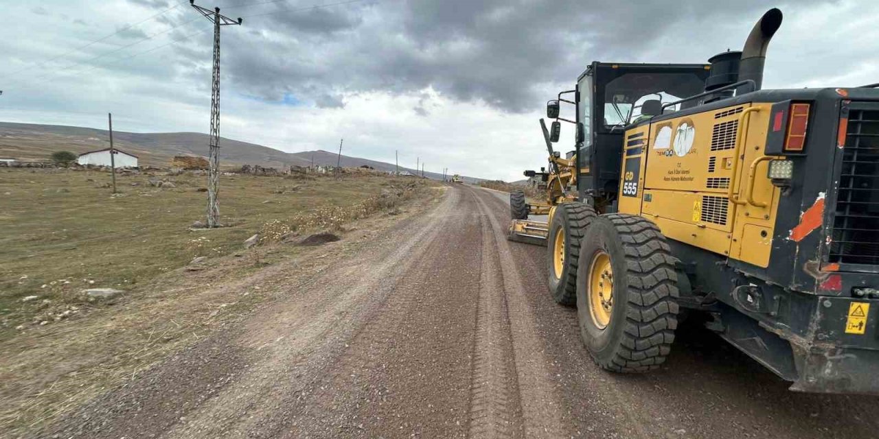 Susuz’da köy yollarının yapımı devam ediyor