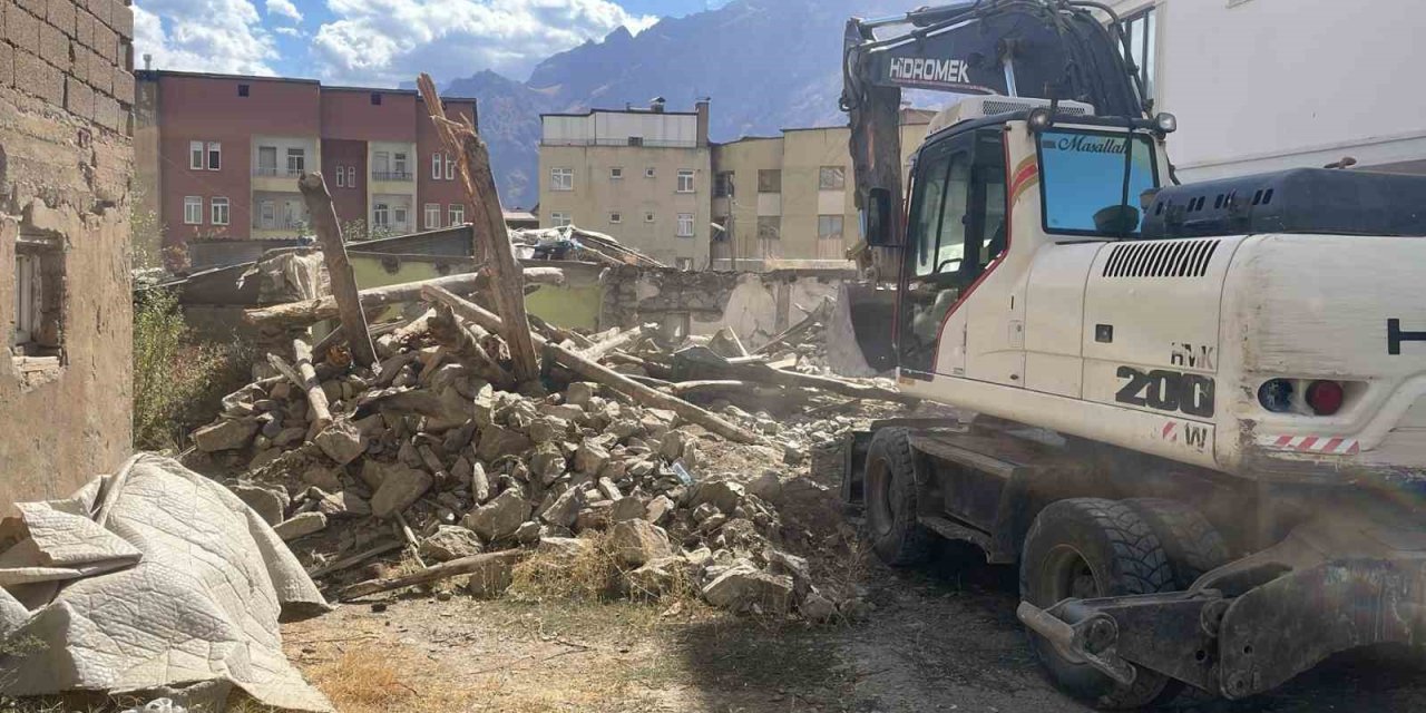 Hakkari’deki metruk binalar  yıktırılıyor