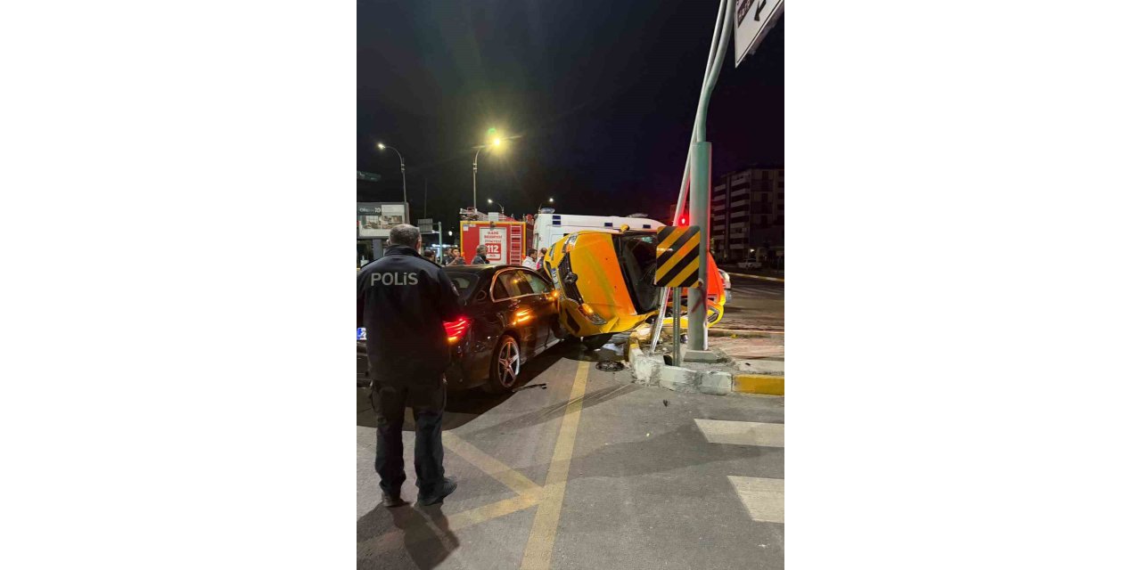 Elazığ’da ticari taksi ile otomobil çarpıştı: 2 kişi yaralandı