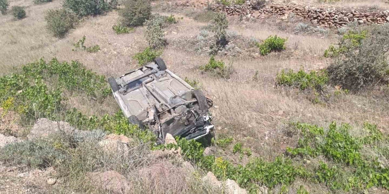 Otomobil takla atıp hurdaya döndü: Sürücü hafif yaralı kurtuldu