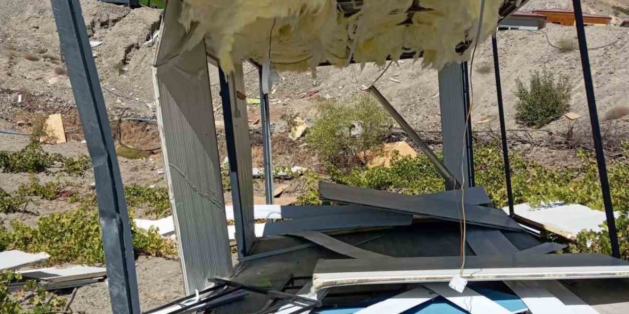 Adıyaman'da şddetli rüzgar konteyneri uçurdu