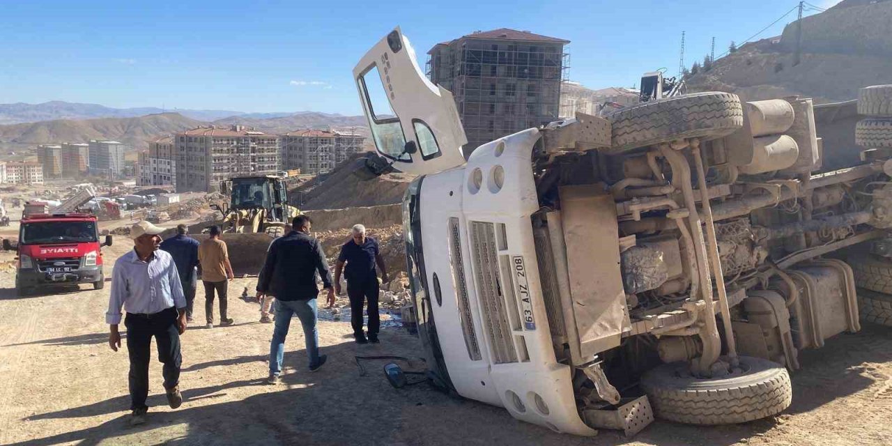 Şantiye de kontrolden çıkan hafriyat kamyonu devrildi: 1 kişi yaralandı