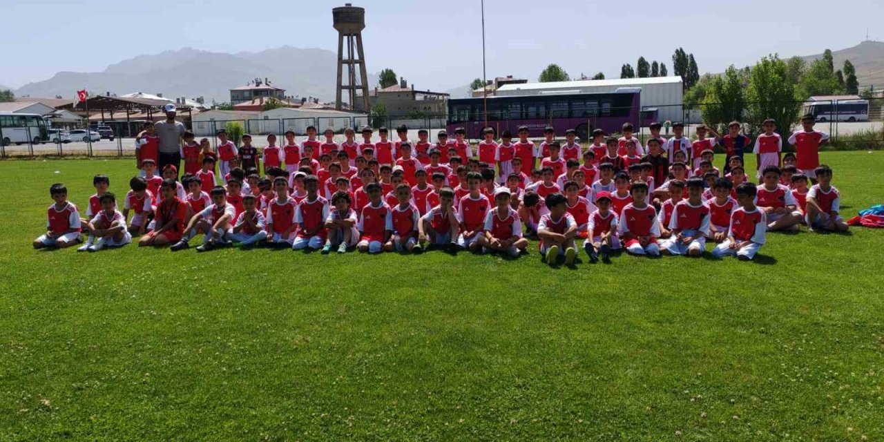 Büyükşehir Belediyespor’dan Vanspor’a destek