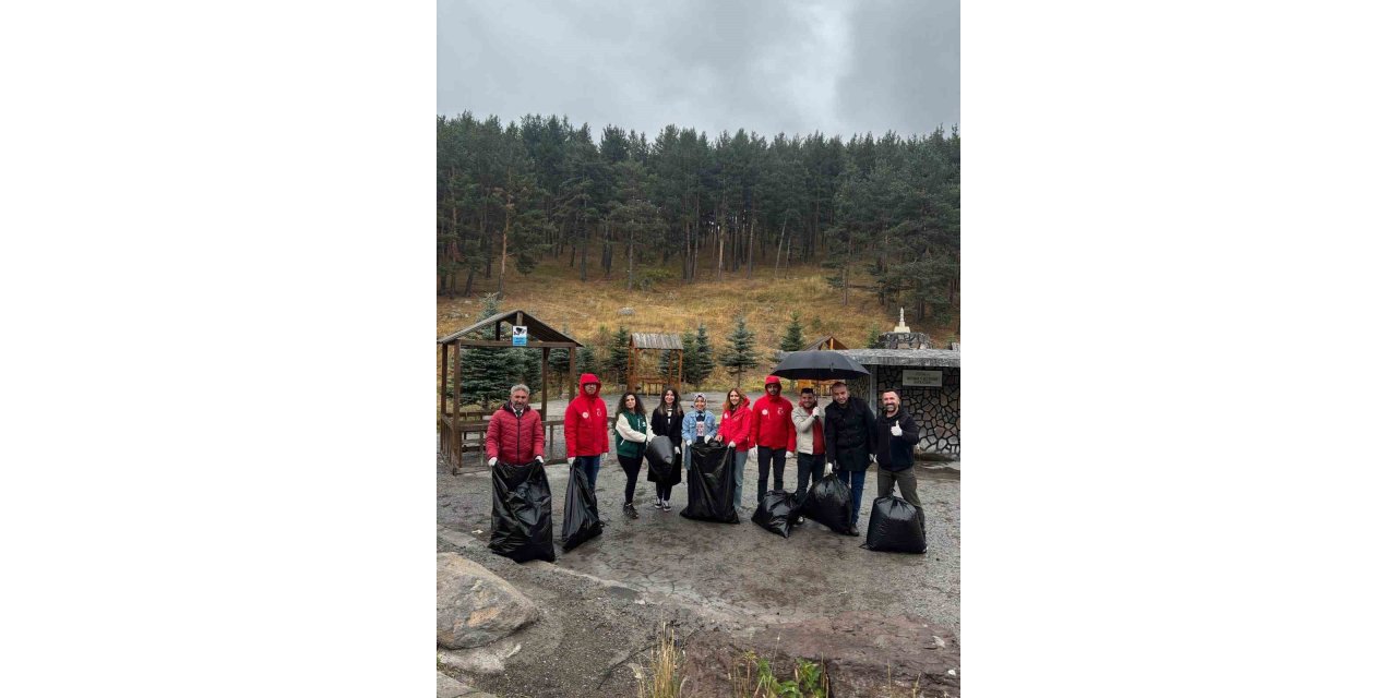 Sarıkamış’ta gençler çevre temizliği gerçekleştirdi