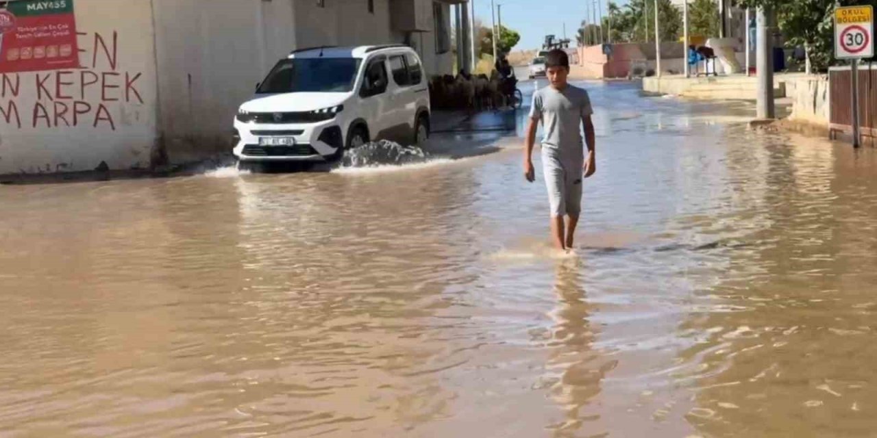 Şanlıurfa'da tarımsal sulama suyu caddeleri göle çevirdi