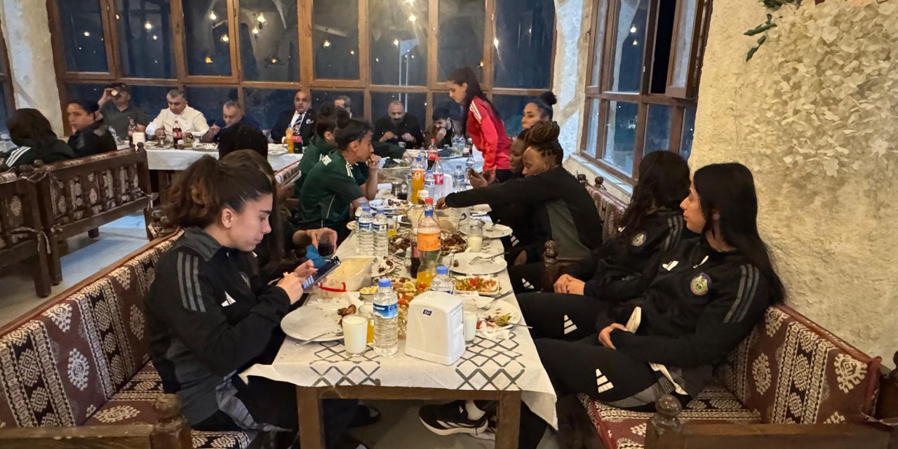 Yüksekova Spor, İş insanı Seyhan Töre tarafından Şemdinli'de ağırlandı