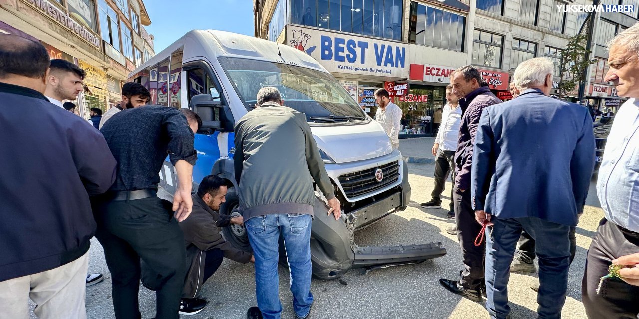 Yüksekova’da yolcu servisi ile kamyonet çarpıştı: Kazada maddi hasar oluştu