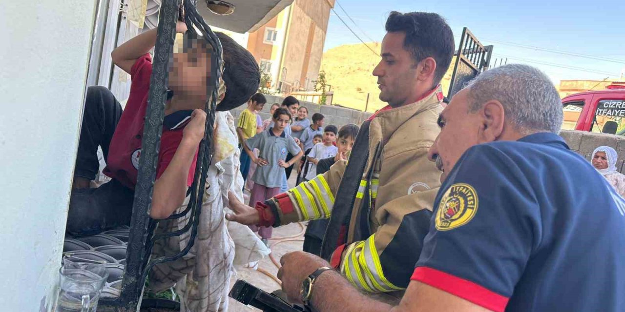 Kafası pencerenin demir korkuluğuna sıkışan çocuk kurtarıldı