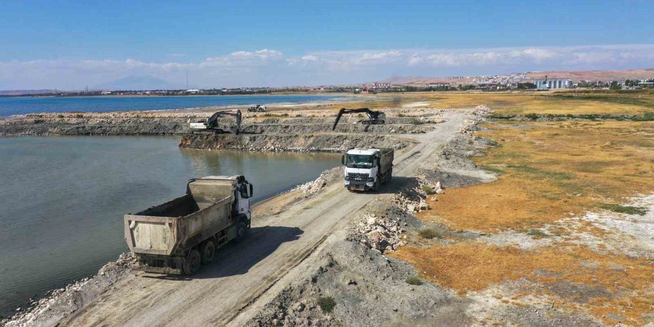 Van Gölü’nde dip çamuru temizliği sürüyor