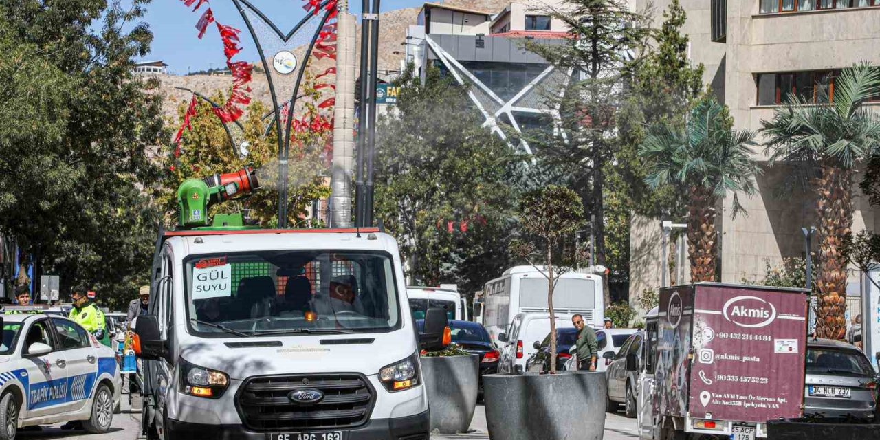 Van'da caddelere gül suyu sıkıldı