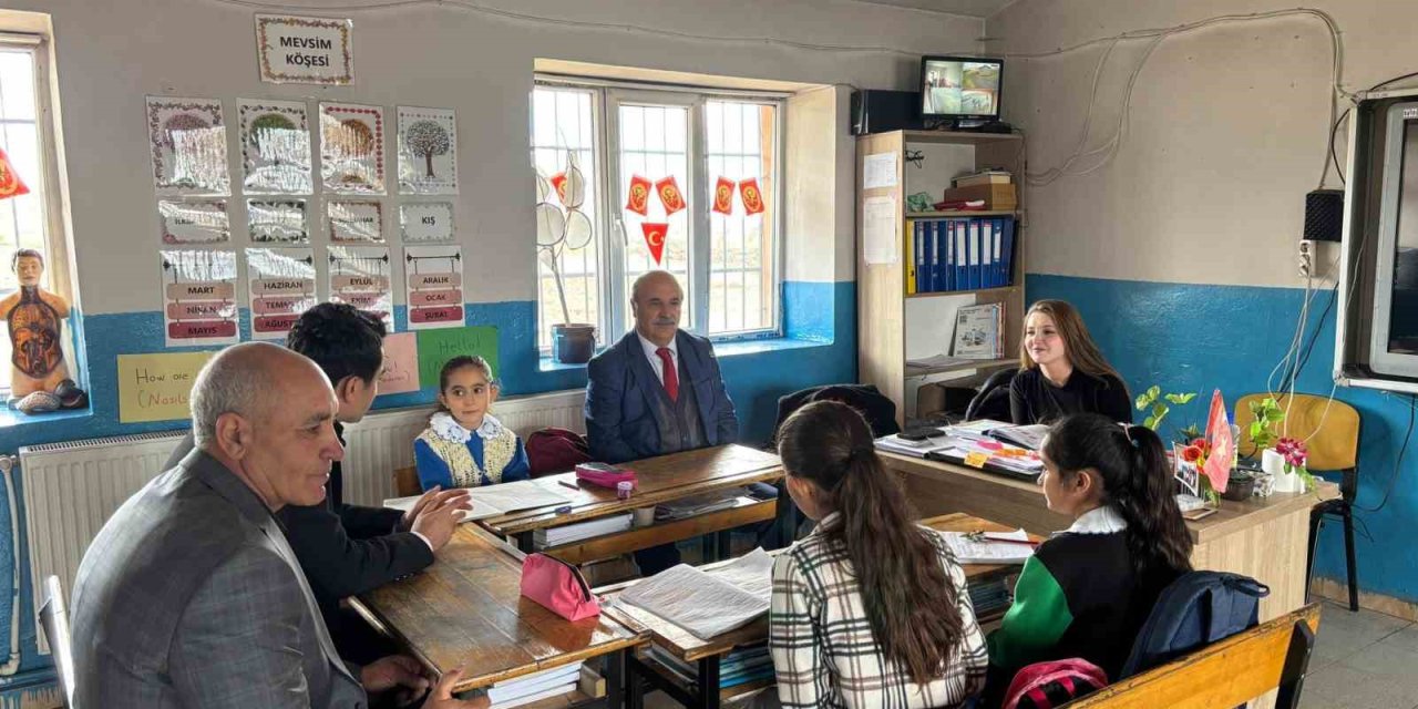 Susuz Kaymakamı Tutal, öğretmen ve öğrencilerle bir araya geldi