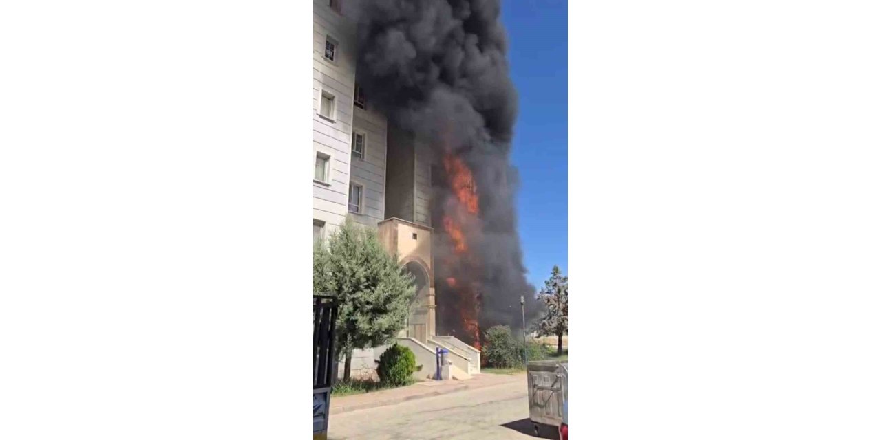 Şanlıurfa'da apartmanın giriş katında yangın çıktı