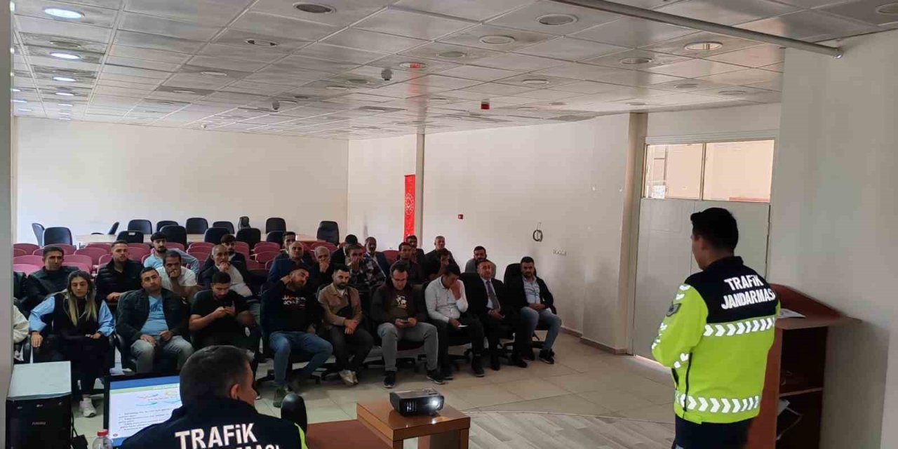 Patnos’ta tarım araçları sürücülerine bilgilendirme semineri düzenlendi