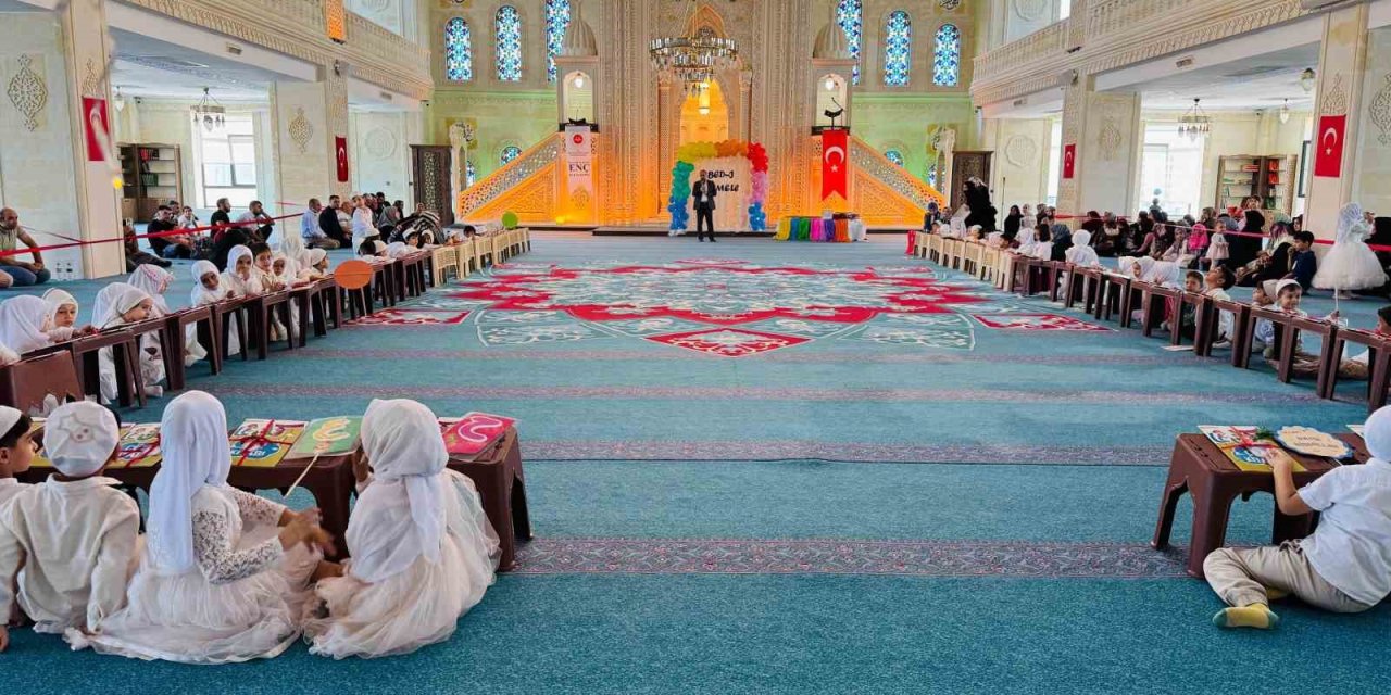 Minik öğrenciler Kur’an-ı Kerim öğrenmeye ilk adımlarını attı