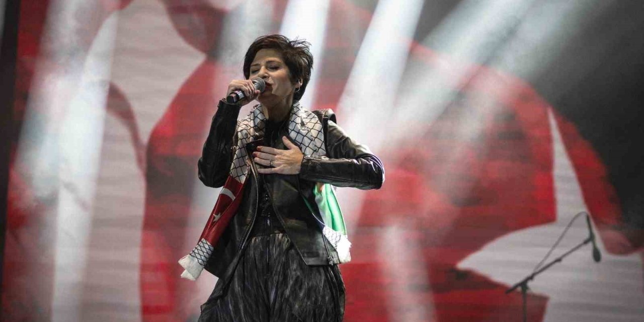 Bingöl ’Bir Anadolu Şenliği’nde Aydilge’den Gazze’ye destek masajı