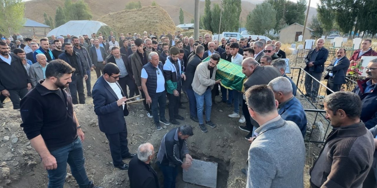 Halı sahada kalp krizi geçiren Güner Yüksekova’da toprağa verildi