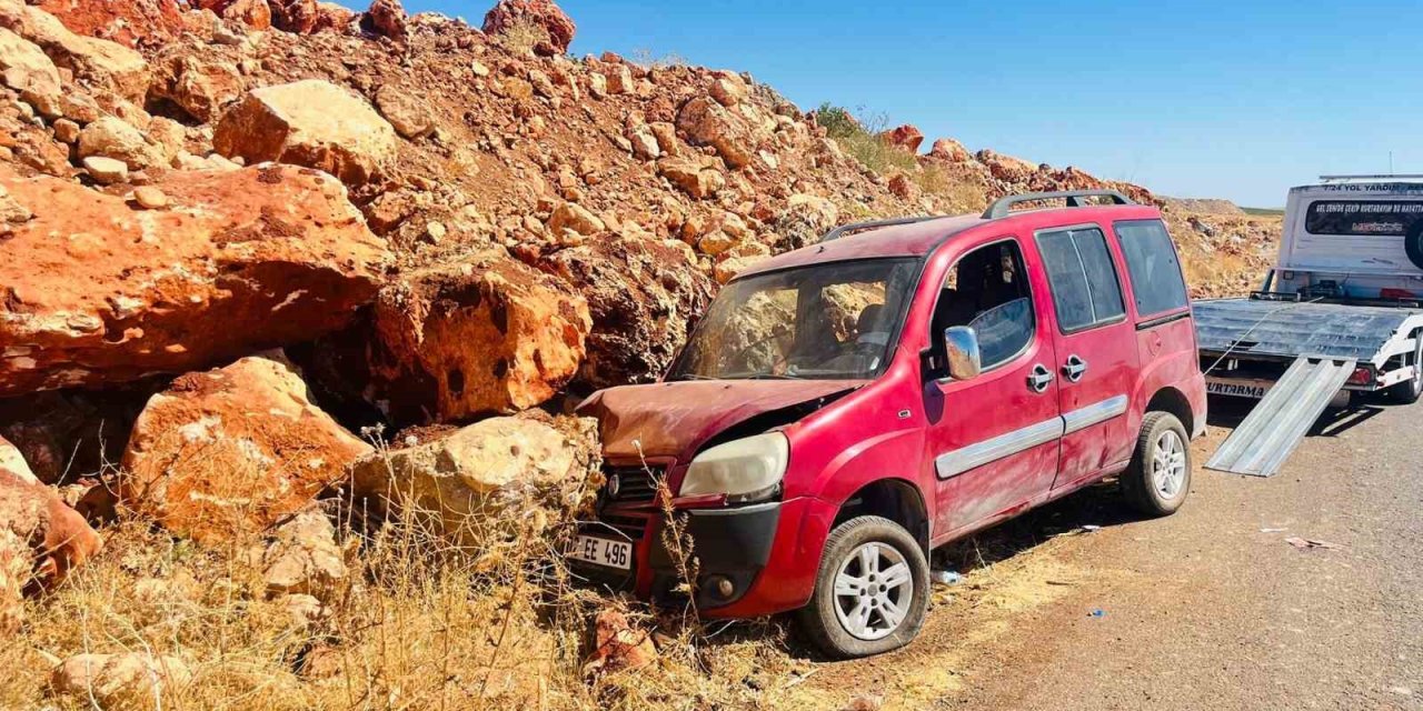 Hafif ticari araç şarampole çarptı: 3 kişi yaralandı