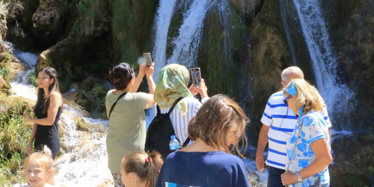 Üniversite öğrencilerinin gelmesiyle Girlevik Şelalesinde yoğunluk