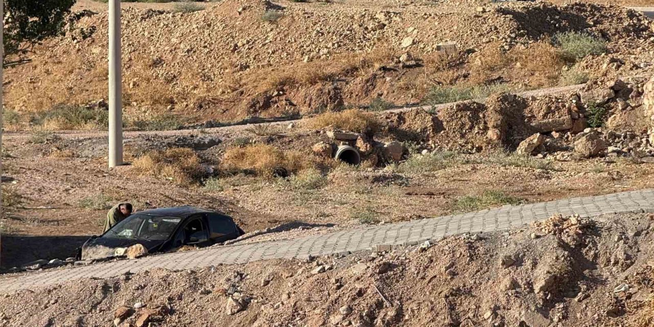 Kurtalan’da otomobil şarampole yuvarlandı: 1 kişi yaralandı