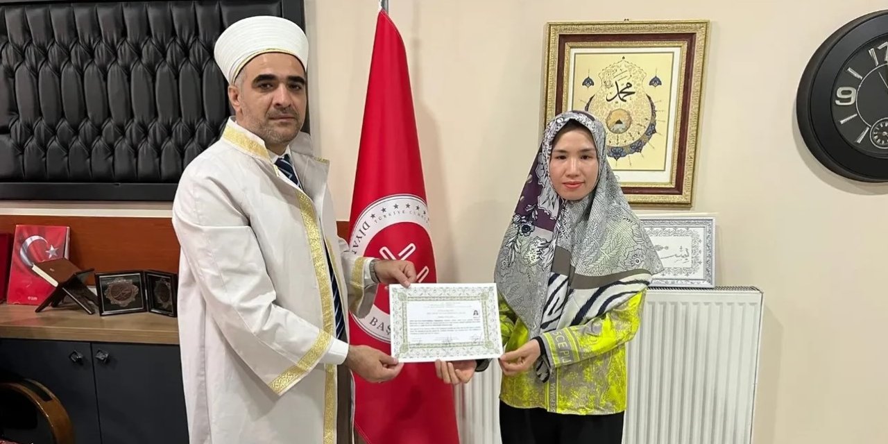 Vietnamlı kadın Yüksekova’da müslüman olup Viyan ismini aldı