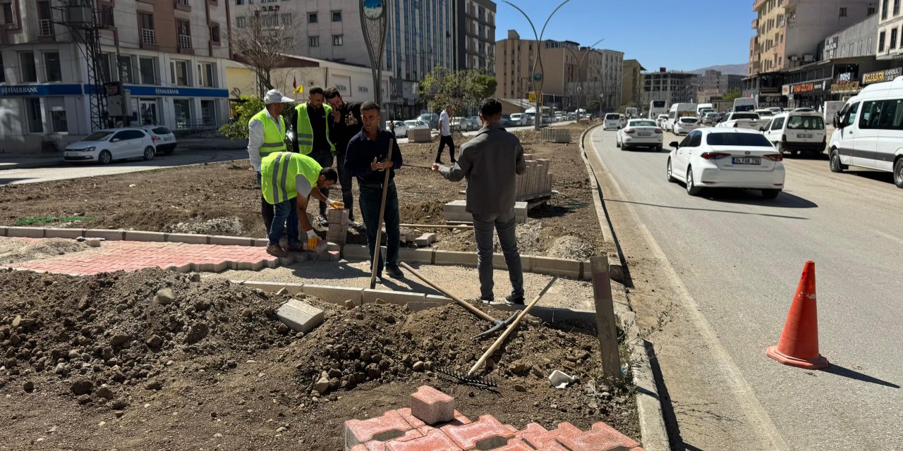 Yüksekova’da orta refüjlerde yaya geçidi çalışması