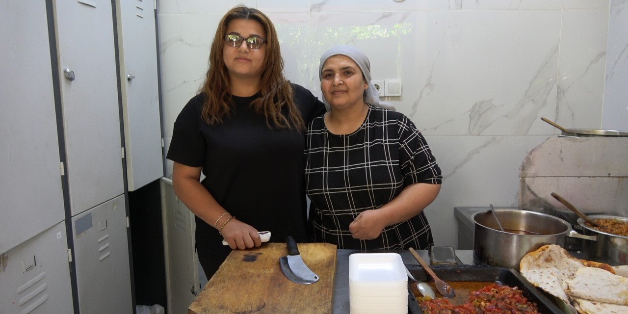 Kilis'te 2 metrekarelik dükkanında yaptığı yemeklerle ev ekonomisine katkı sağlıyor