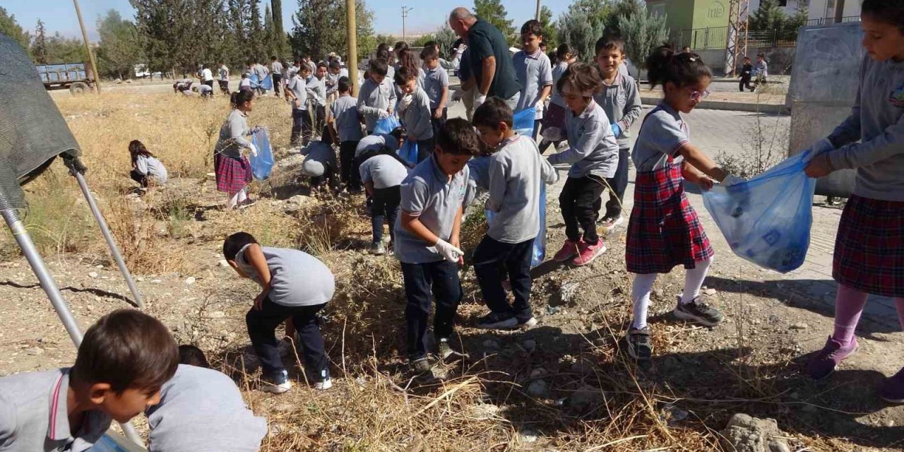 Adıyaman'da öğrenciler temizlik için sokaklarda
