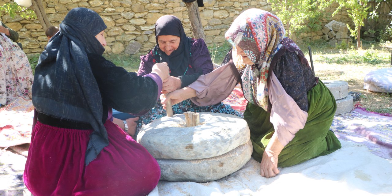 Yüksekova'da kadınlar, dedelerinden kalma taş değirmende buğday öğütüyor