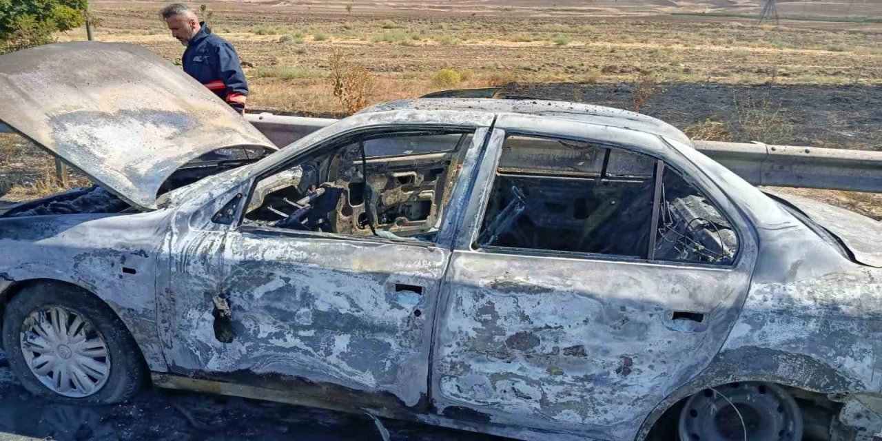 Van’da seyir halindeki İran plakalı otomobil alev aldı