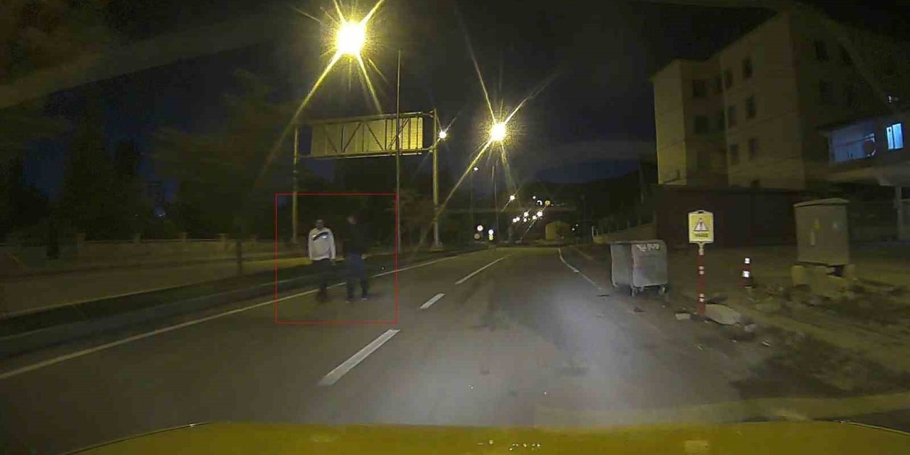 Erzurum'da gençlerin otoyolda yaya yürüyüşü tehlike oluşturdu