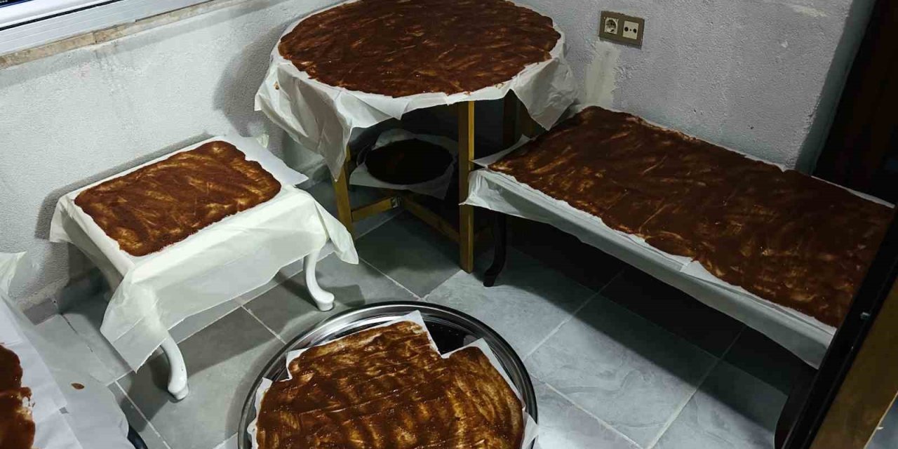 Yüksekova’da kış hazırlığı: Pestil yapımı sürüyor