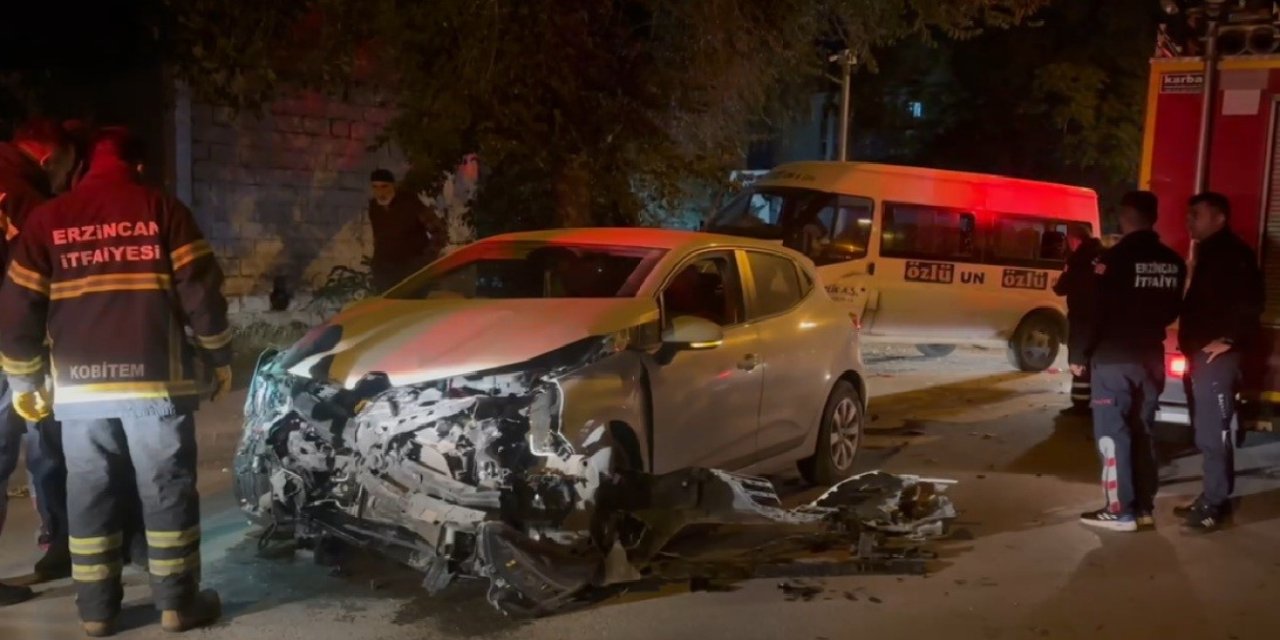 Erzincan'da minibüs ile otomobil çarpıştı