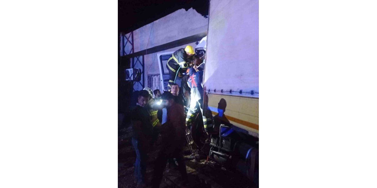 Mardin’de kontrolden çıkan tır eve daldı: 1 kişi ağır yaralandı