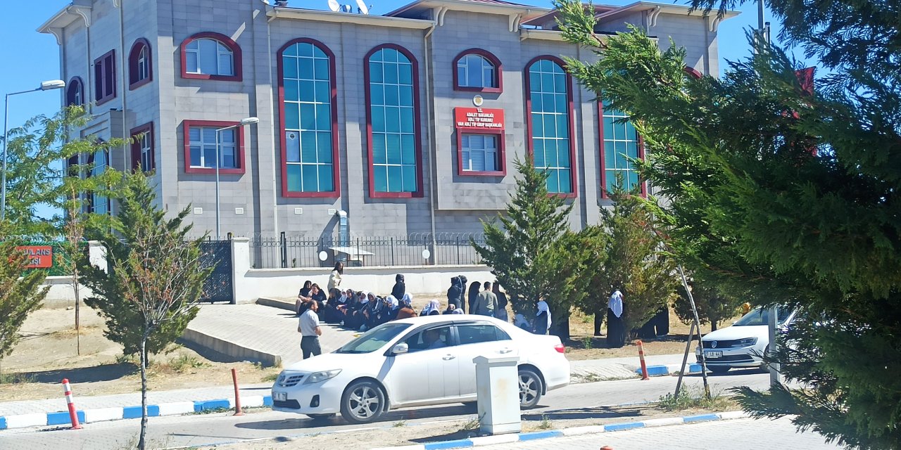 Van'da silahlı saldırıda ölen anne ve 2 oğlunun cenazeleri teslim edildi