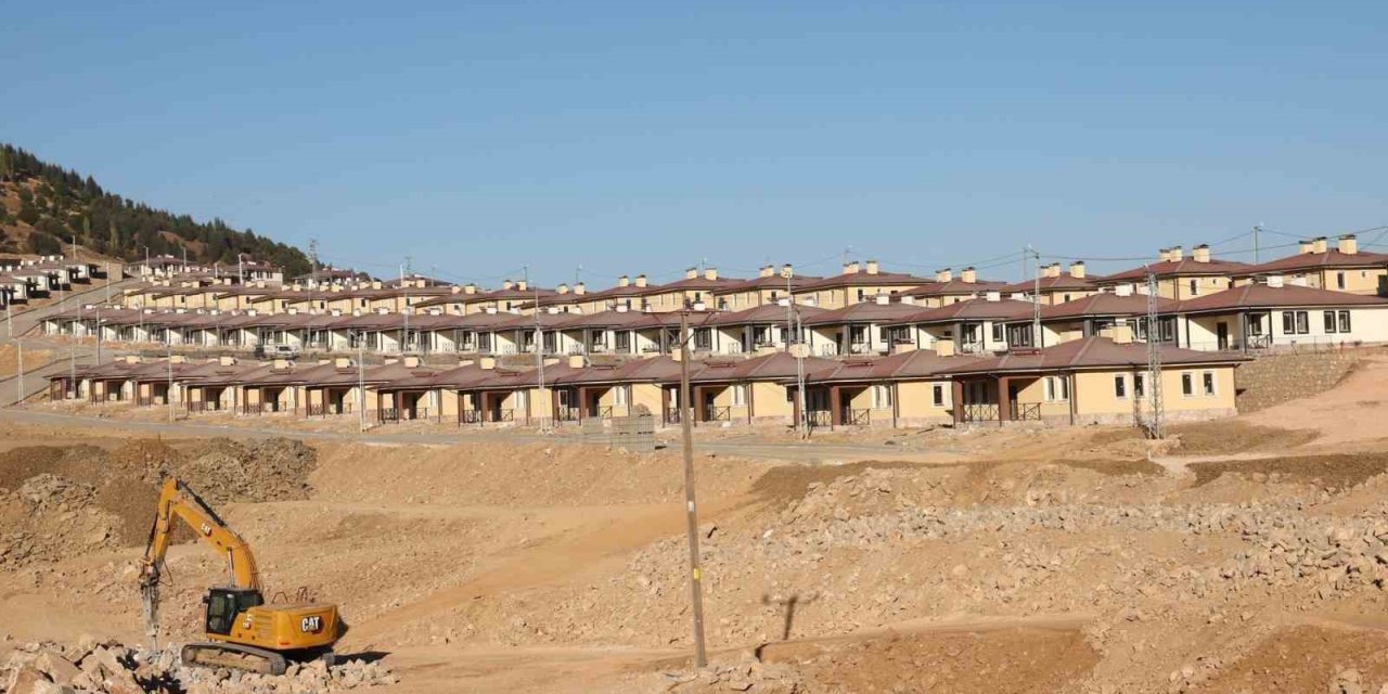 Vali Varol, Sincik’te köy evlerini inceledi