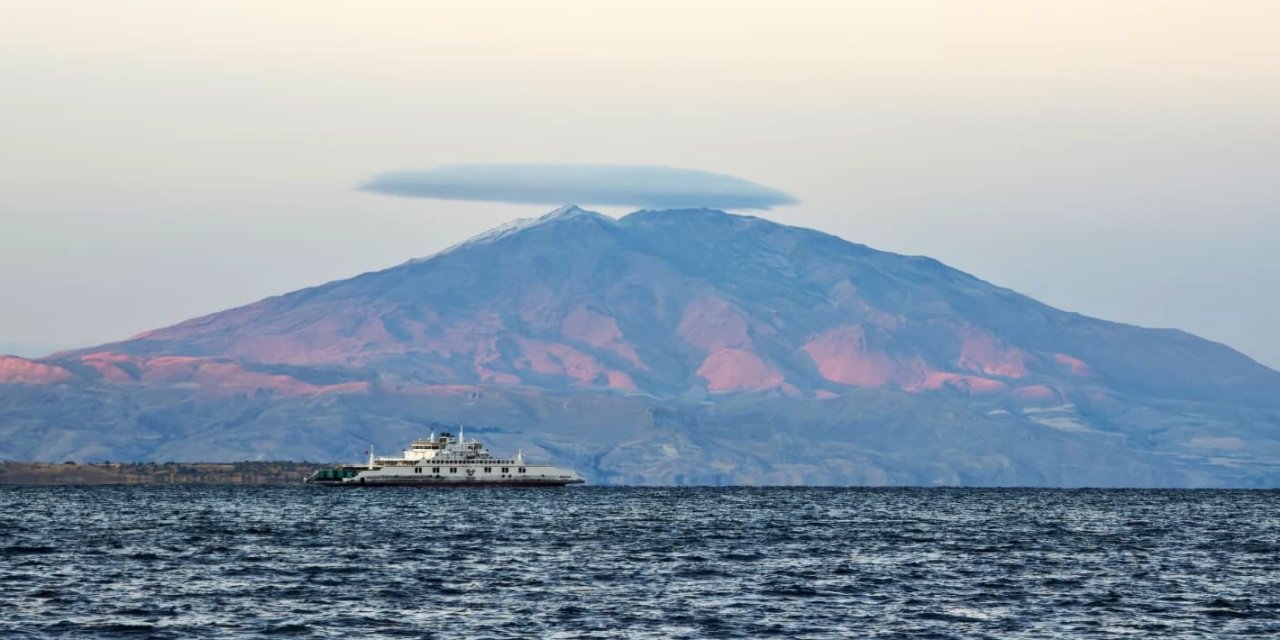 Süphan Dağı’nın zirvesinde ‘mercek bulutu’ görsel şölen sundu