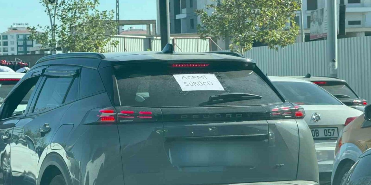 Aracına "Acemi sürücü" yazısı asarak önlem aldı