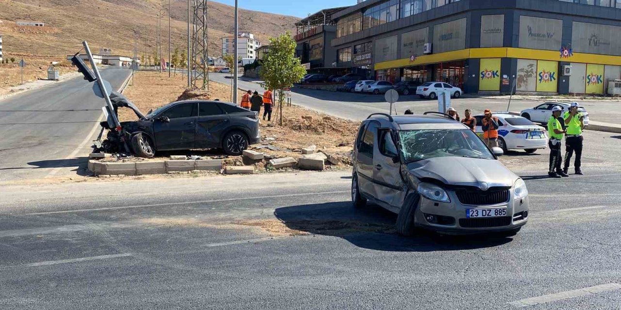 Elazığ’da trafik kazası: 5 kişi yaralandı