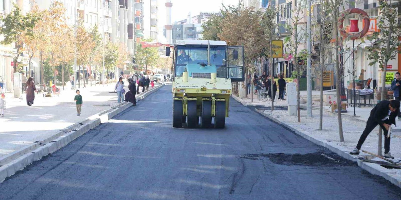 Van'ın Suvaroğlu Caddesi’nde sıcak asfalt serimi yapılıyor