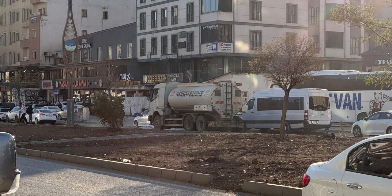 Yüksekova Belediyesi'nden tozla mücadele için sulama çalışması