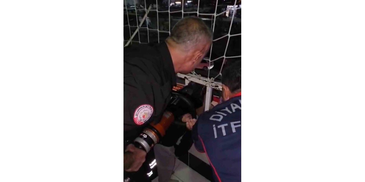 Silvan'da kafası balkon korkuluklarına sıkışan çocuk itfaiye ekiplerince kurtarıldı