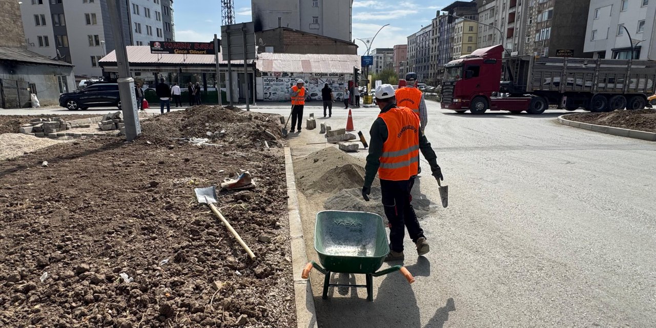 Yüksekova’da orta refüjlerde bozuk olan kaldırım taşları yenileniyor