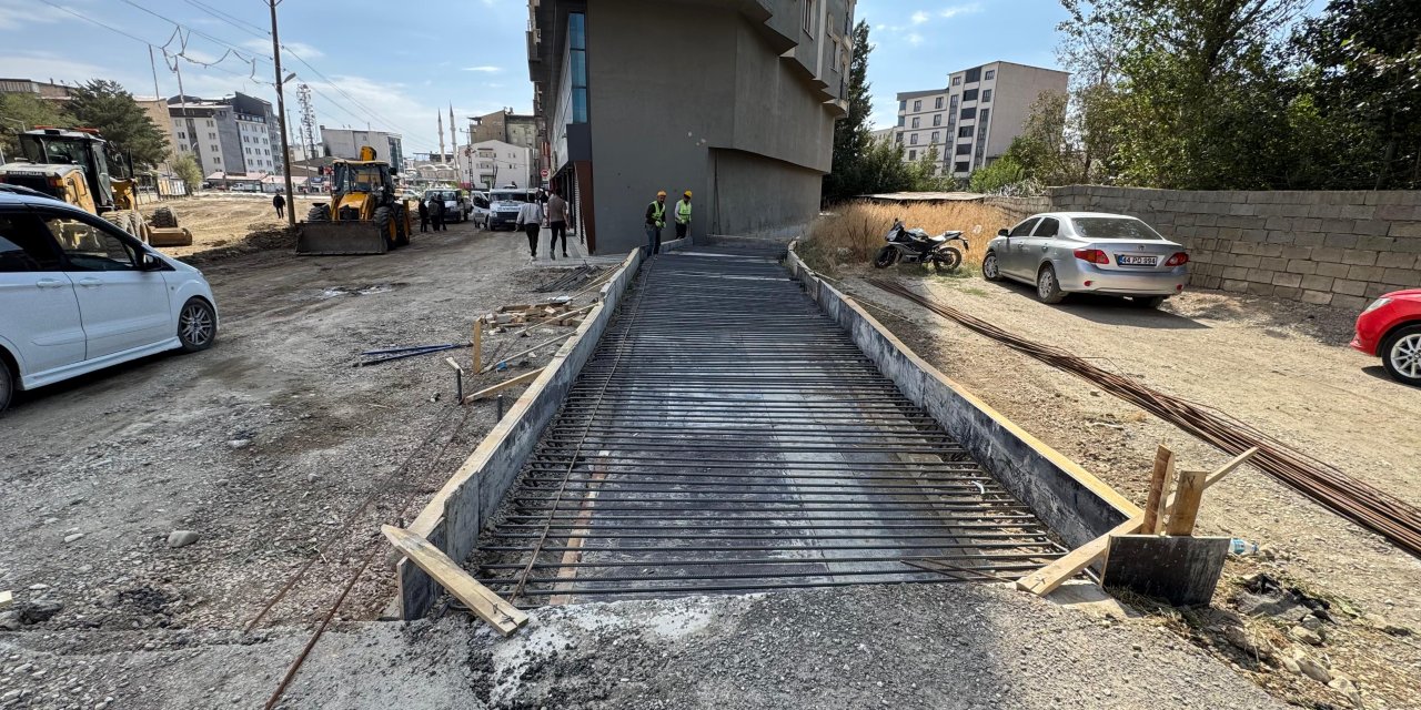 Yüksekova’da Pizok Deresi üzerine 15 metrelik köprü inşaatı yapılıyor