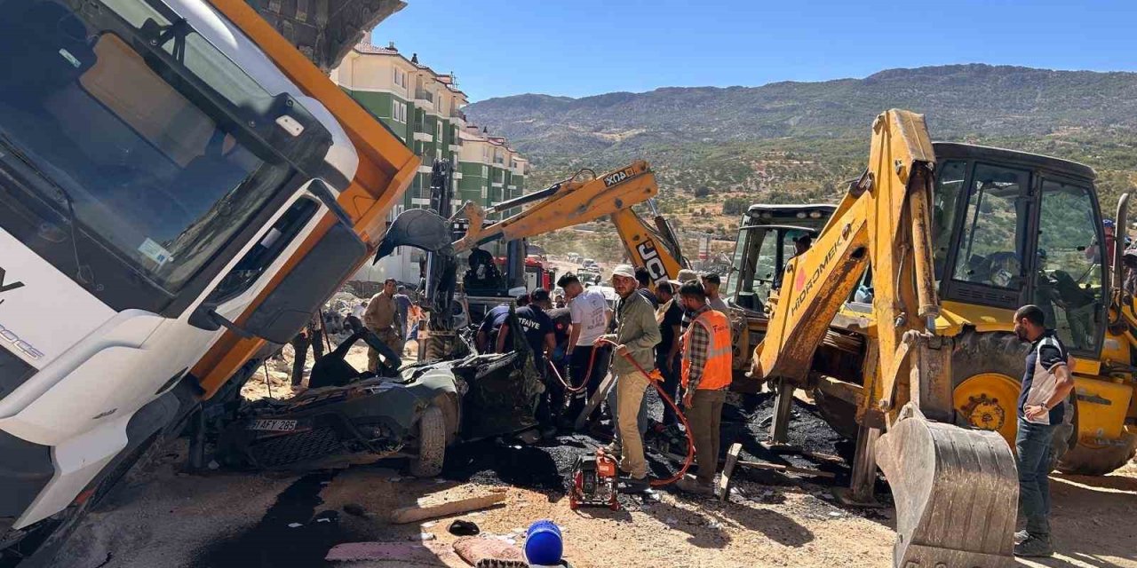 Adıyaman'da üzerine kamyon devrilen otomobilin sürücüsü hayatını kaybetti