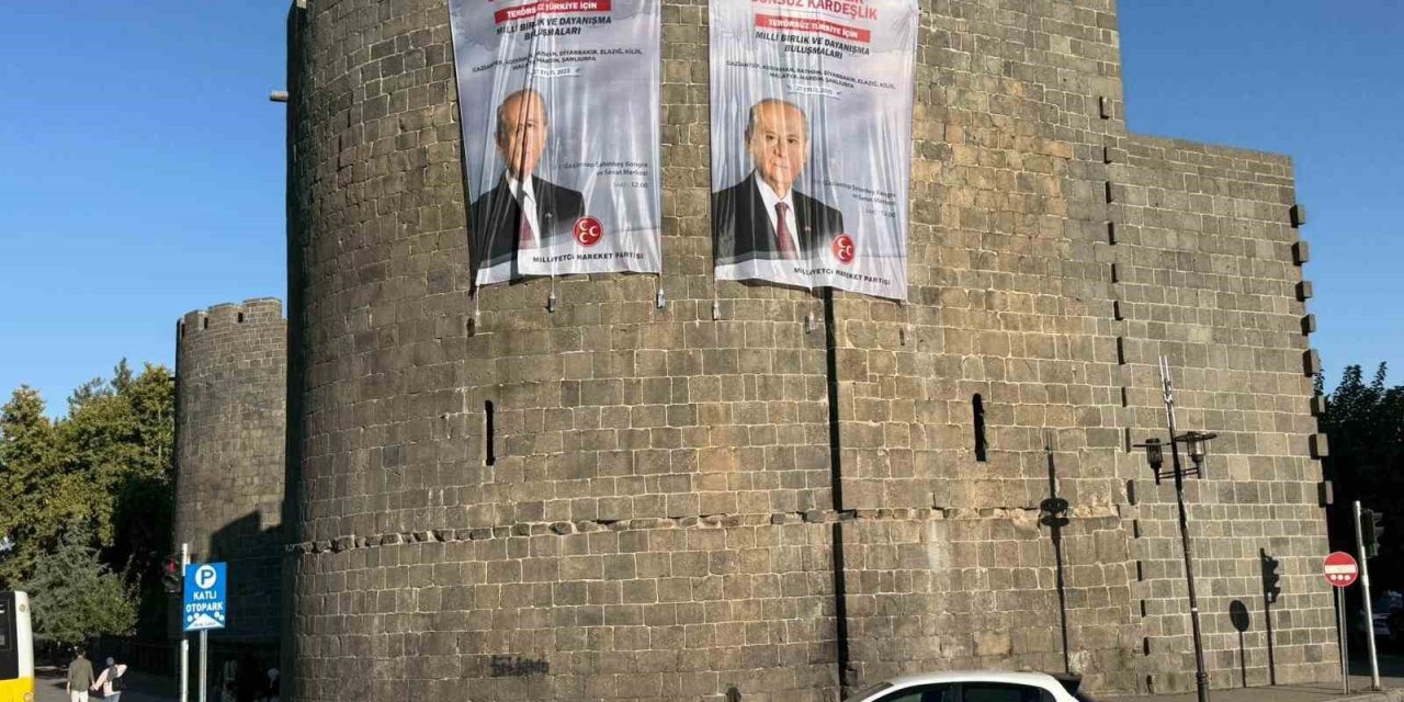 Surlara Bahçeli’nin posterleri asıldı